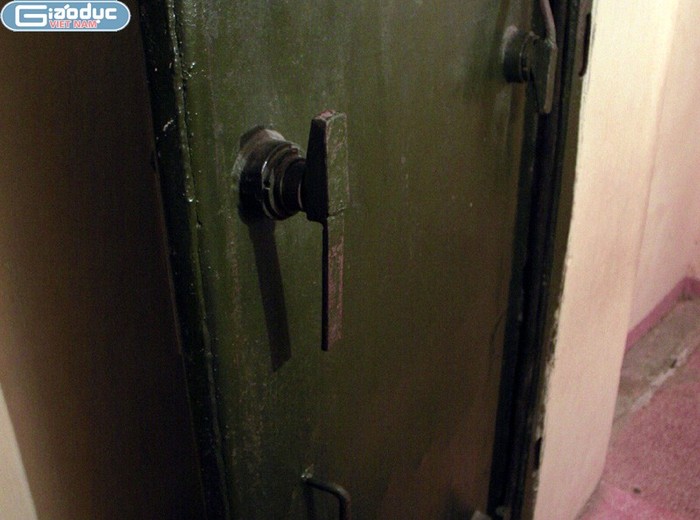Cánh cửa được thiết kế đặc biệt này là một phần quan trọng giúp căn hầm có thể chống được bom nguyên tử và nhiều loại vũ khí hạng nặng khác